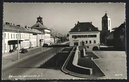 AK Attnang /O.-Ö., Bahnhof mit Kirche und Strassenpartie