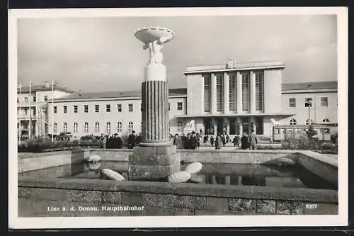 AK Linz a. d. Donau, Hauptbahnhof mit Brunnen