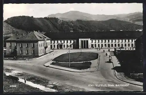 AK Knittelfeld /Stmk., Bahnhof mit Strassenpartie