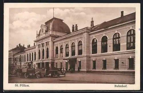 AK St. Pölten, Autos vor dem Bahnhofsgebäude