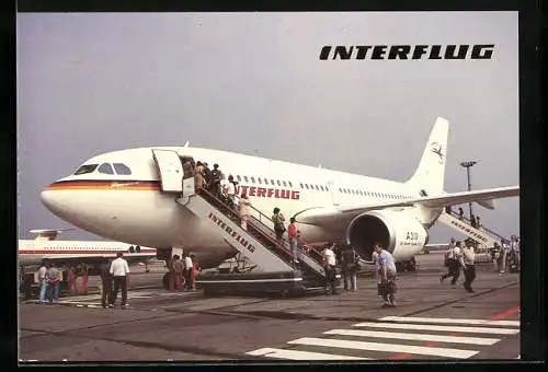 AK Flugzeug A 310 der Fluggesellschaft Interflug, Passagiere beim Einstieg