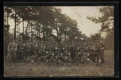 Foto-AK Feldärzte vom Roten Kreuz in Uniform