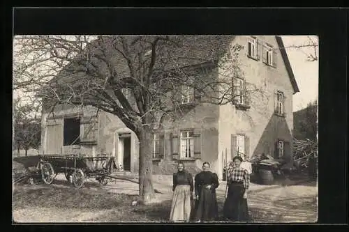 Foto-AK Aalen, Hof Neuziegelhütte, davor drei Frauen