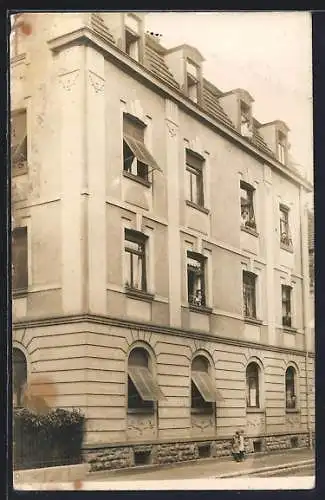 Foto-AK Schweinfurt, Haus Dennhardt, Teilansicht 1912, mit Bewohnern in Fenstern