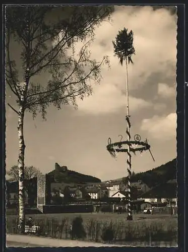 Foto-AK Gerolstein, Maibaum am Kriegerehrenmal mit Umgebung