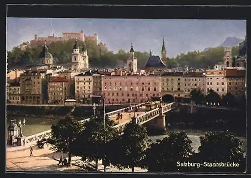 AK Salzburg, Staatsbrücke mit Strassenbahn und Passanten