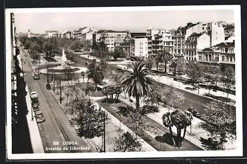 AK Lissabon, Avenida da Liberdade, Palmen und Bäume auf Mittelpromenaden, Strassenbahn