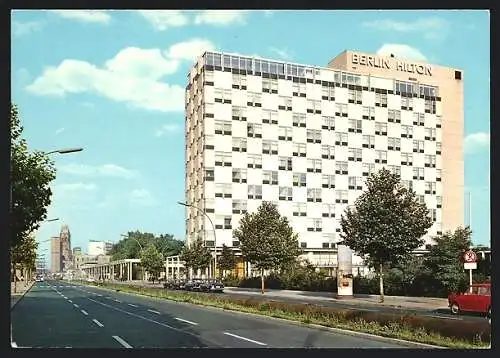 AK Berlin, Budapester-Str. mit Hotel Berlin Hilton und Blick zur Kaiser-Wilhelm-Gedächtniskirche
