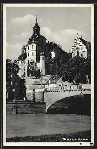 AK Neuburg a. d. Donau, Ortspartie mit Brücke