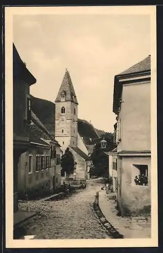 AK Spitz a. d. D., Strassenpartie mit Brunnen und Pfarrkirche