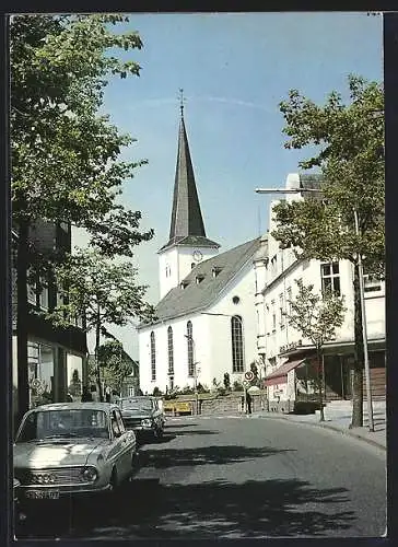 AK Halver, Strassenpartie mit Autos an der Evangelischen Kirche