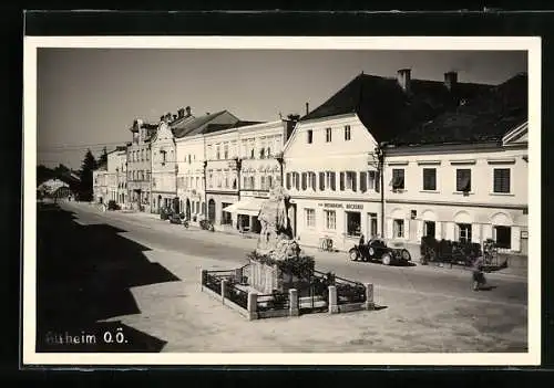 AK Altheim, Strassenpartie mit Denkmal