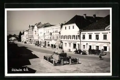 AK Altheim, Strassenpartie mit Denkmal
