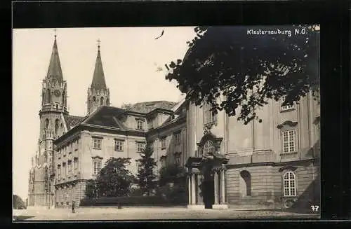 AK Klosterneuburg /N. Ö., Strassenpartie an der Kirche