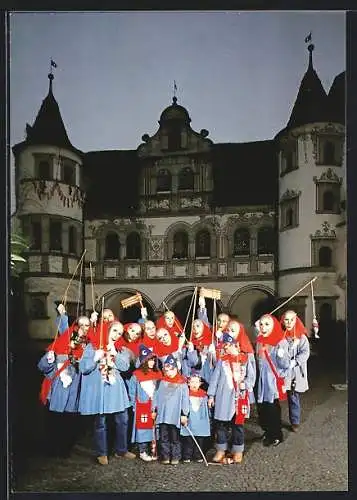 AK Konstanz, Laugele Gumper abends vor dem Rathaus, Fasching