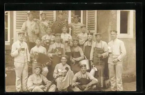 AK Soldaten mit beim Biertrinken zu Akkordeonmusik