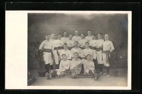 Foto-AK Gruppenbild der Turner mit Hanteln und Wappen