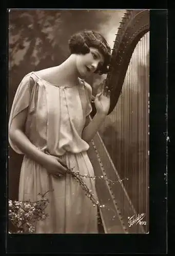 AK Junge Frau im Kleid mit Harfe