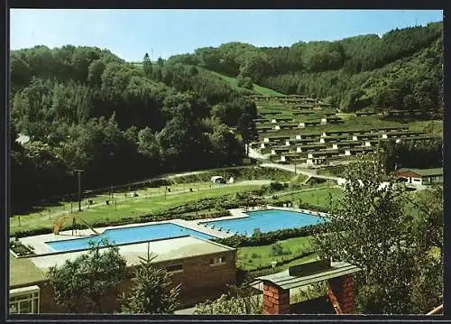 AK Waxweiler /Südeifel, Blick auf das Freibad und Ferienbungalows