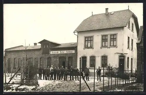 Foto-AK Radevormwald, Fabrik Heinrich Betz & Söhne, Betriebsgelände und Gebäude mit Belegschaft im Winter