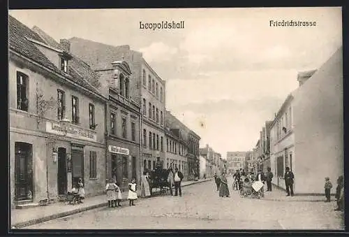 AK Leopoldshall, Friedrichstrasse mit Leopoldshaller Fisch-Halle, Kinder mit Wagen