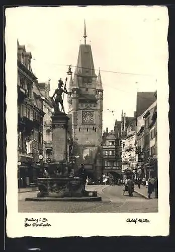 AK Freiburg / Breisgau, Das Martinstor mit Brunnen