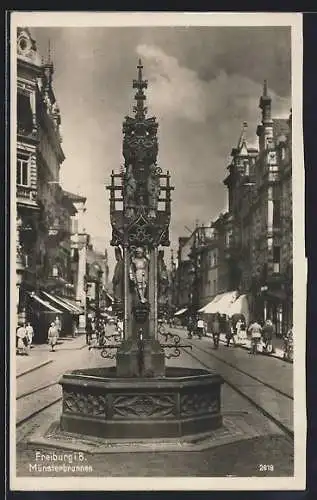 AK Freiburg i. B., Strassenpartie am Münsterbrunnen