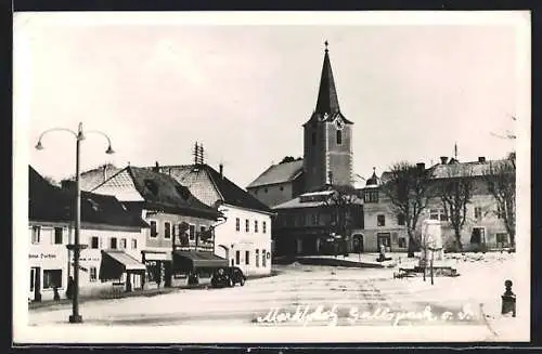 AK Gallspach o. D., Marktplatz mit Geschäften und Kirche