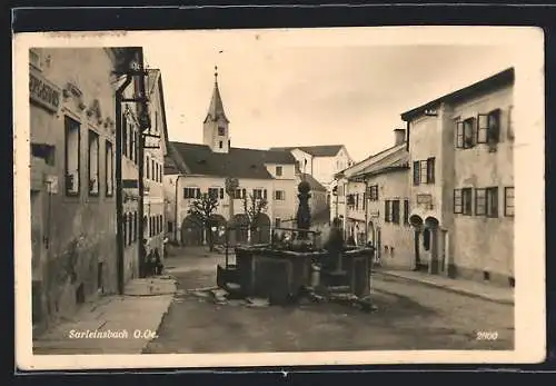 AK Sarleinsbach /O.-Oe., Strassenpartie mit Rathaus und Brunnen