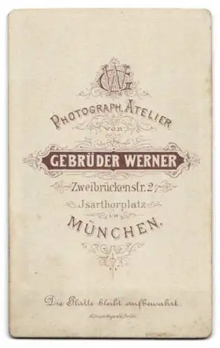 Fotografie Gebrüder Werner, München, Zweibrückenstr. 2, Elegante Dame in hochgeschlossenem Kleid mit Spitzendekor