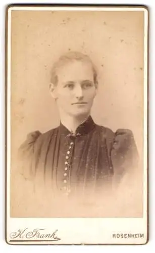 Fotografie K. Frank, Rosenheim, Frühlingsstrasse 13, Elegante junge Dame in hochgeschlossenem Kleid