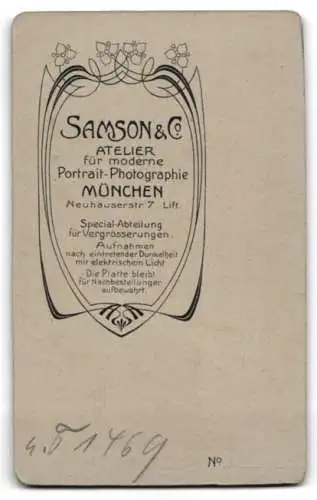 Fotografie Samson & Co., München, Neuhauserstr. 7, Bürgerliche sitzend in hochgeschlossenem Kleid