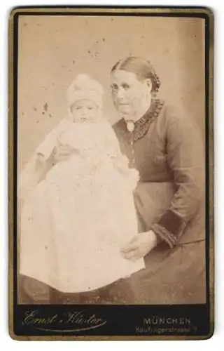 Fotografie Ernst Küster, München, Kaufingerstr. 9, Mutter mit Kleinkind in weissem Kleid