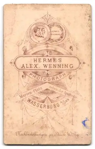 Fotografie Hermes Alex. Wenning, Wasserburg a. Inn, Marienplatz, Bürgerliche mit Halskette im Portrait