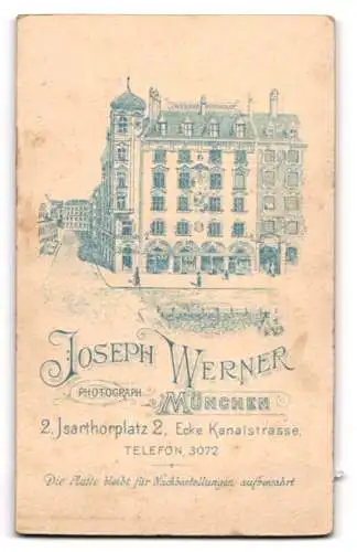 Fotografie Joseph Werner, München, Isarthorplatz 2, Junge im Anzug mit Kerze und Buch