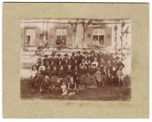 Fotografie Gottlieb Bechtel, Basel, Hochzeitsgesellschaft mit Brautpaar und Familie in Tracht, 1894