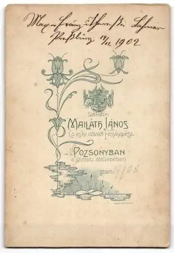 Fotografie Mailath. Janos, Pozsony, ungarisches Ehepaar am Hochzeitstag im Brautkleid und Anzug, Brautstrauss, 1902