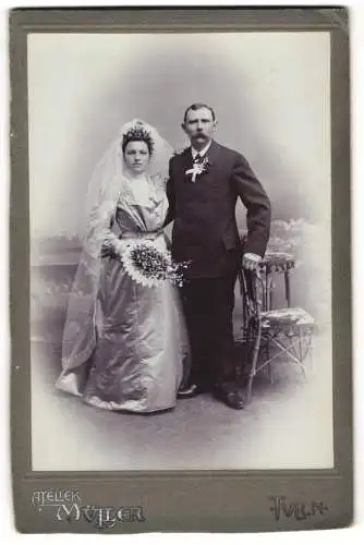 Fotografie Atelier Müller, Tulln, Ehepaar am Hochzeitstag im Brautkleid mit Schleier und Brautstrauss