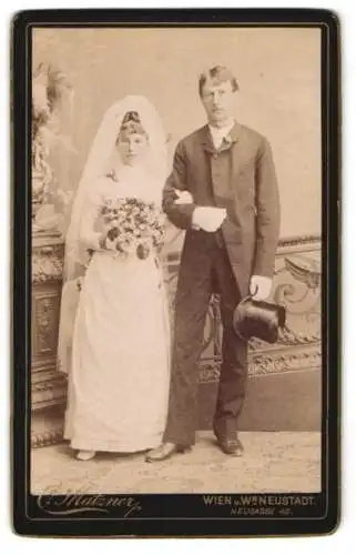Fotografie C. Matzner, Wien, junge Braut im weissen Hochzeitskleid nebst Ehemann im Anzug mit Zylinder