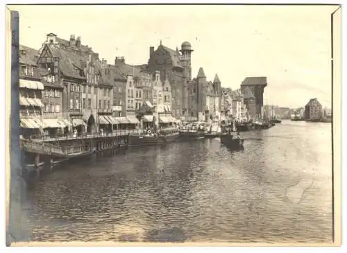 Fotografie unbekannter Fotograf, Ansicht Danzig, Hafenpormanede mit Blick zum Krantor