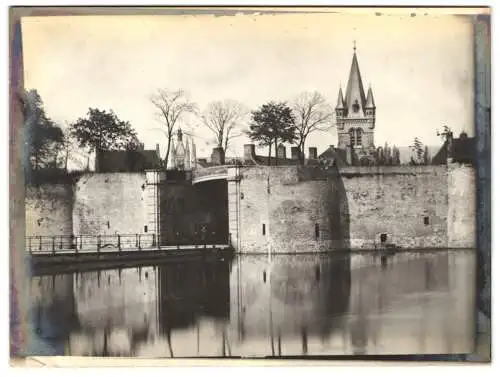 Fotografie unbekannter Fotograf, Ansicht Ypern, alte Befestigungsanalge mit Türmen der Stadt