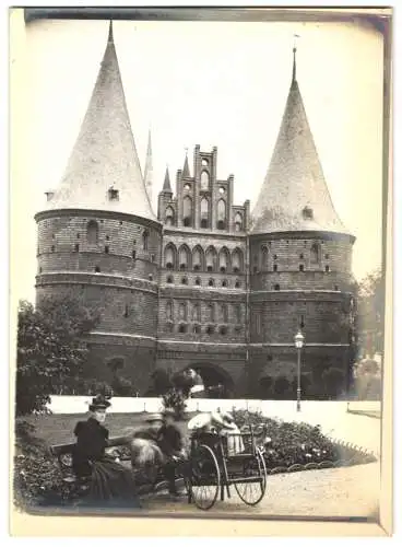 Fotografie unbekannter Fotograf, Ansicht Lübeck, Blick auf das Lübecker Tor, Mutter mit Kindern und Kinderwagen