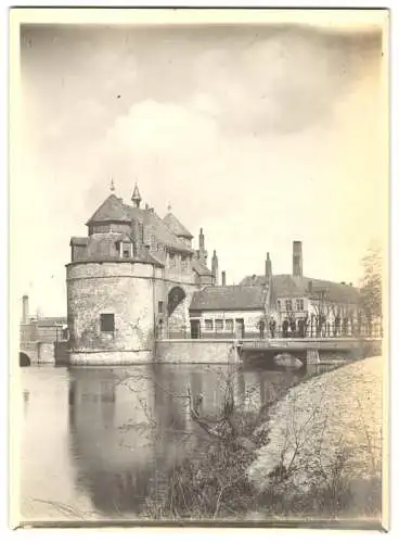 Fotografie unbekannter Fotograf, Ansicht Brügge, Blick nach dem Ostende Tor mit Flusspartie