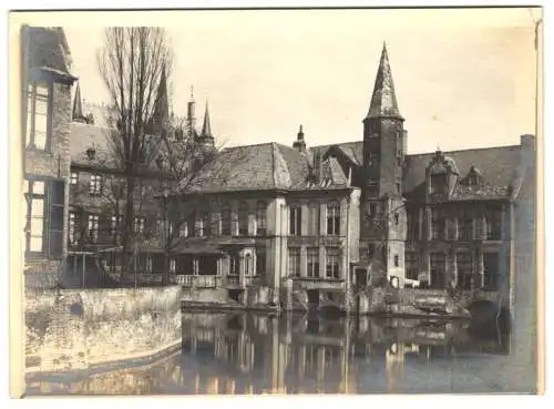 Fotografie unbekannter Fotograf, Ansicht Brügge, restaurant hotel duc de bourgogne sur le Canal