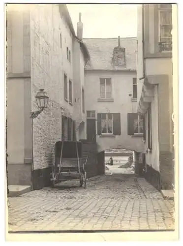 Fotografie unbekannter Fotograf, Ansicht Dinant, kleine Gasse im Ort mit Wohnhaus