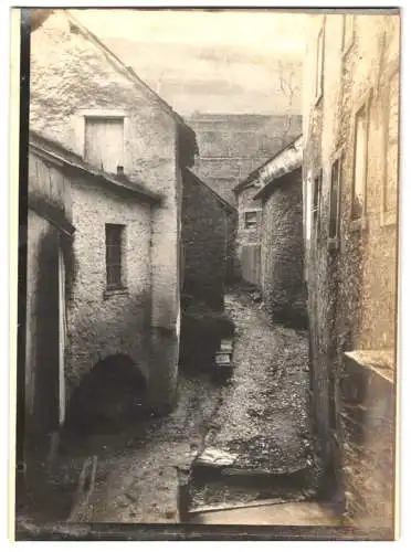 Fotografie unbekannter Fotograf, Ansicht Vianden, alte schmale Gasse im Ort mit Wohnhäusern