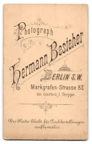 Fotografie Hermann Besteher, Berlin, Markgrafenstr. 83, Junge im Anzug mit gestreifer Hose und Flanierstock