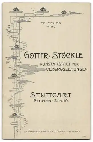 Fotografie G. Stöckle, Stuttgart, junger Mann im Anzug mit Schlip, Passepartout im Jugendstil