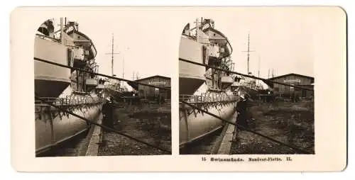 Stereo-Fotografie NPG, Berlin, Ansicht Swinemünde, Kriegsschiff und Dampfer der Manöver-Flotte am Zollschuppen II.