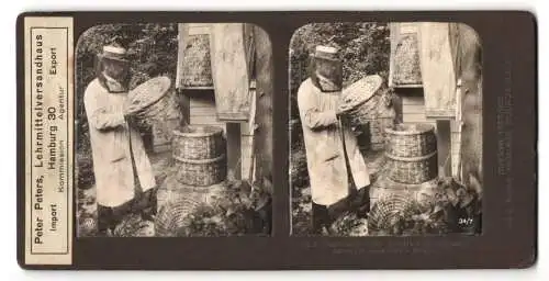 Stereo-Fotografie Peter Peters, Hamburg, Imker arbeitet an seinem Bienenkorb in Schutzausrüstung